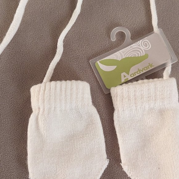 Aardvark White Baby Hat and Mits Ensemble - Picture 5 of 7